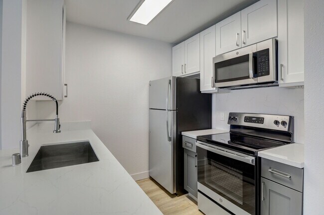 Building Photo - Bay