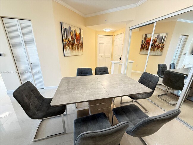 Foto del edificio - 17100 N Bay Rd