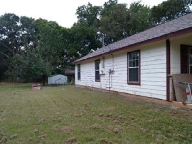 Building Photo - 1131 W Front St