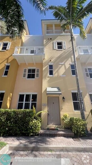 Building Photo - 2304 Vintage Dr