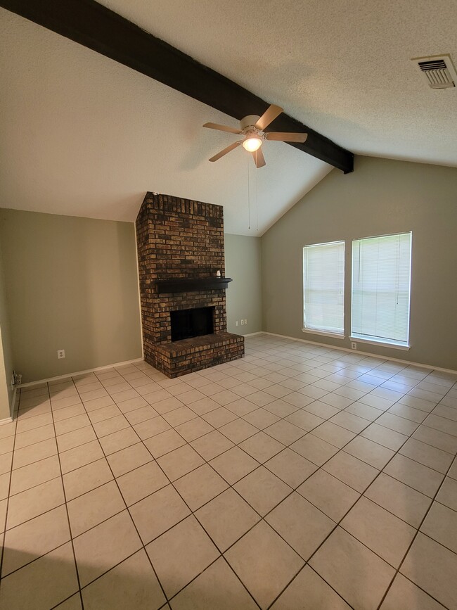 Building Photo - 604 Lost Springs Ct