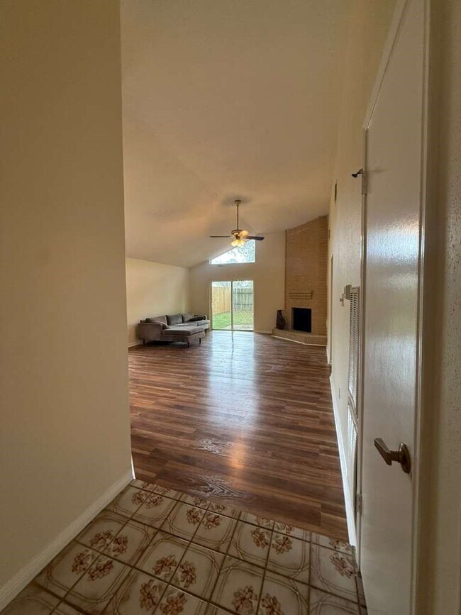 Foto del edificio - 10550 Walnut Glen Dr