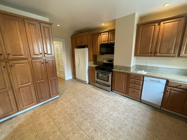 Building Photo - Charming Inner Richmond Gem: Spacious 1BR w/ Laundry On-Site, and Parking Included!