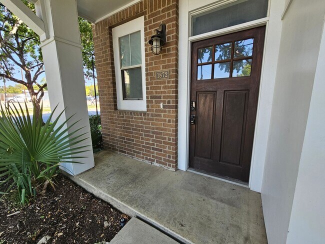 Building Photo - Modern 2 bedroom, 2.5 bathroom townhome