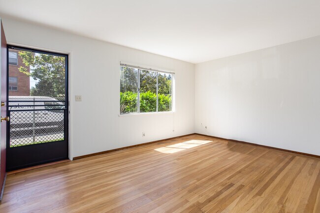 Living room - 3804 Shafter Ave