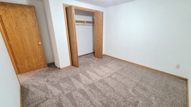 Foto del edificio - 5 Bedroom, 3 Bath - Triple Garage - Fenced yard Home