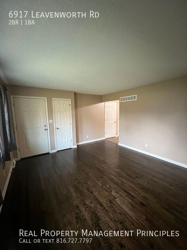 Building Photo - Recently Renovated 2 Bedroom 1 Bath Townho...