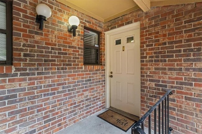 Building Photo - 2205 Surrey Ct