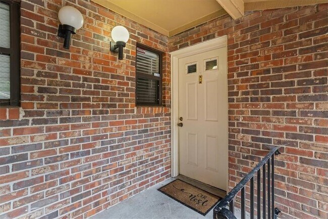 Foto del edificio - 2205 Surrey Ct