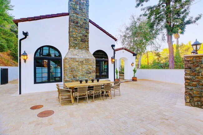 Foto del edificio - Fully Furnished Luxurious Spanish Mediterranean Villa in Hollywood Hills: 4-Bedroom, 2.5-Bath Ret...