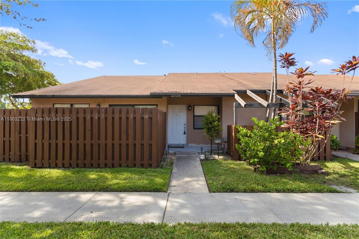 Primary Photo - 2734 N Nob Hill Rd
