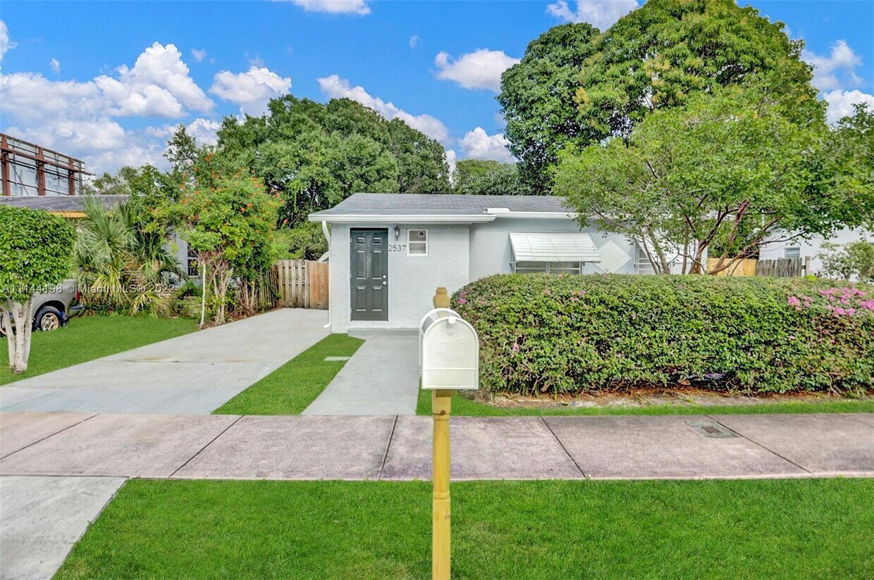Primary Photo - 2537 NW 9th Ct