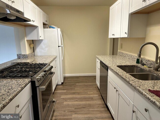 Building Photo - 1100 Waters Edge Dr