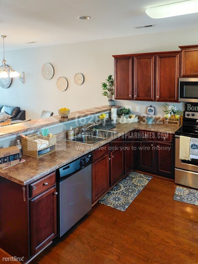 Building Photo - 2 br, 2.5 bath Townhome - 5560 Farm House ...