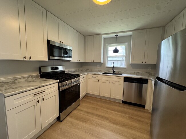 Building Photo - 2-bedroom, 1-bath single-family home located on Ottawa's south side