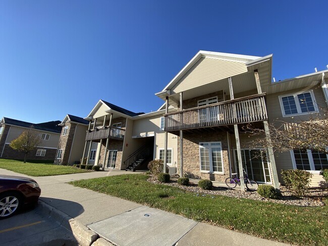 Building Photo - 2000 Meadow Ct