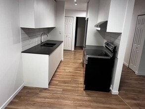 Building Photo - 1320 King Albert Ave