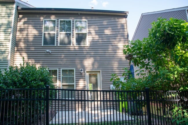 Foto del edificio - 122 Tuftin Dr