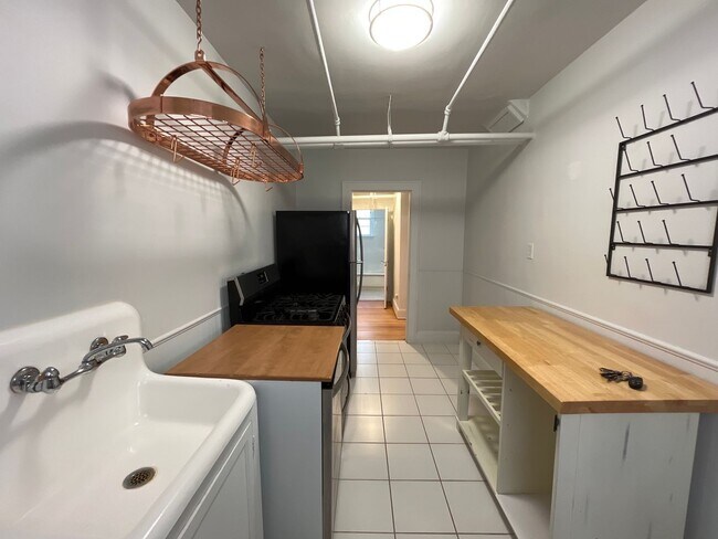 Building Photo - Look at this adorable 2 BR and 1 Bath cond...