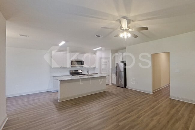 Foto del edificio - 8049 Hendrick Dr