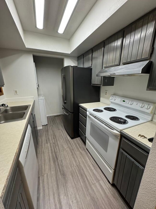 Building Photo - 7202 Foxridge Cir