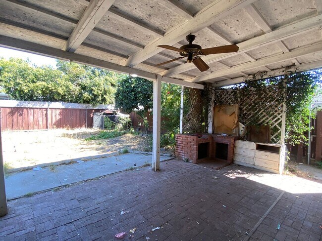 Foto del edificio - 1857 Crestwood Cir