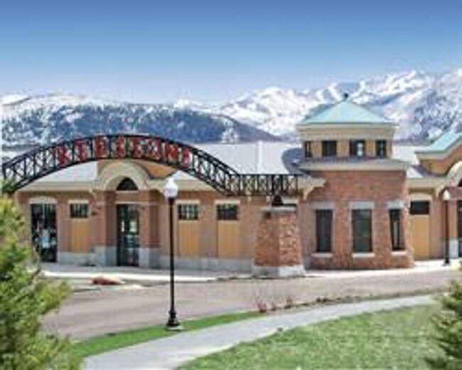 Building Photo - Foxpointe Condo