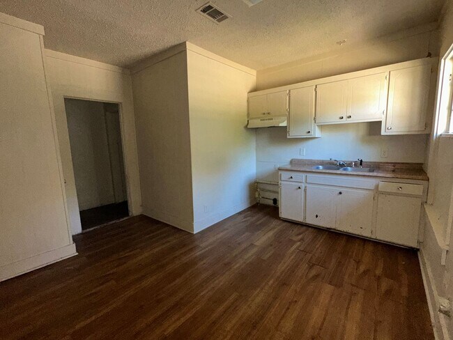 Foto del edificio - Cute 3 bedroom duplex