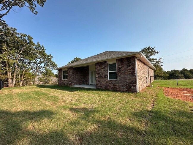 Building Photo - Beautiful 3 Bedroom, 2 Bathroom on a 1.25 Acre Lot in Ridge Creek Addition!