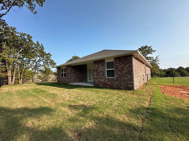 Foto del edificio - Beautiful 3 Bedroom, 2 Bathroom on a 1.25 Acre Lot in Ridge Creek Addition!