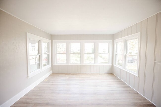 Building Photo - Beautiful three bedroom spacious house wit...