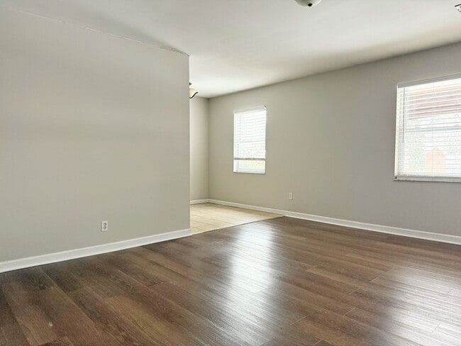 Foto del edificio - 700 Village Ln