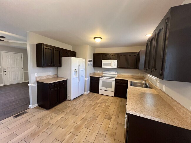 Foto del edificio - Available Now! 3 BR 2 Bath Home - Fenced i...