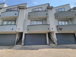 Building Photo - 2032 Tuam St