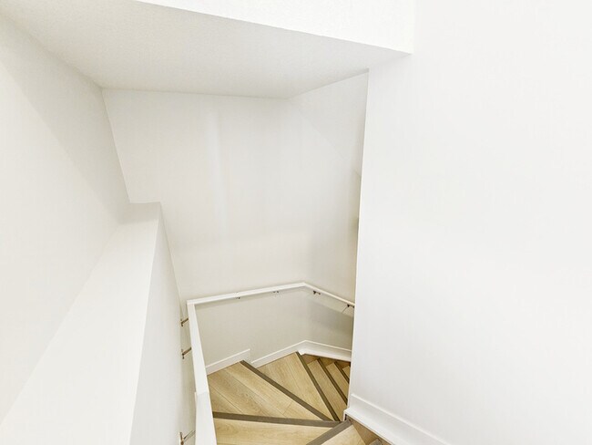 Photo du bâtiment - 1812 155 Ave NW