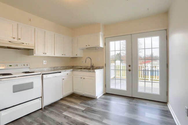 Building Photo - 443 Linden St