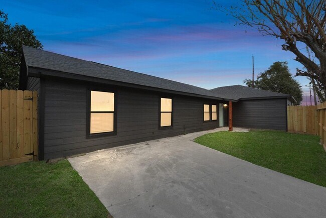 Building Photo - 262 1/2 De Boll Street Unit