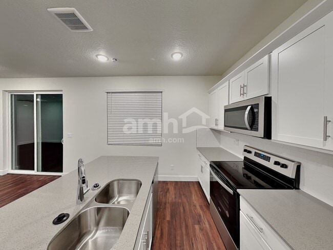 Building Photo - 1221 Redbud Dr