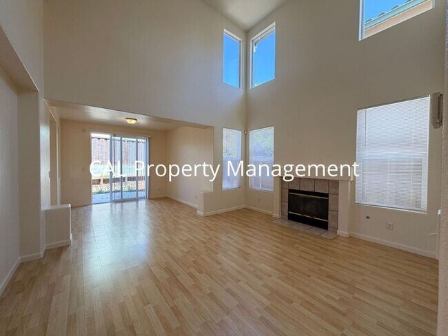 Foto del edificio - Stunning 5 Bed/3 Bath Home with Fireplace & 2 Car Garage