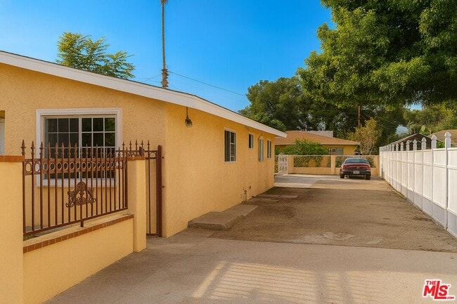 Foto del edificio - 15131 Polk St