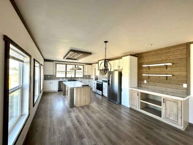 Foto del edificio - Stunning interior of this single level hom...