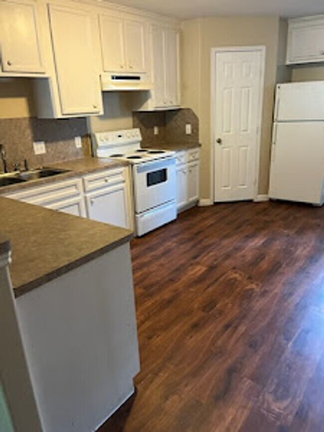 Building Photo - READY FOR MOVE IN...  2 bedroom 1.5 bath t...