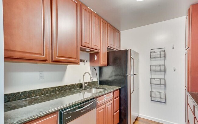 Building Photo - Open and bright 3BR 2BA 2 level condo in t...