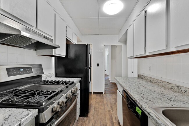 Building Photo - Spacious 6BR/1.5BA Row home