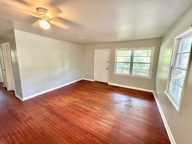 Foto del edificio - Cozy & Convenient Living on Fay Street – Great Location!