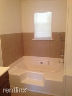 Building Photo - 3 br, 2 bath House - 140 tournoir st