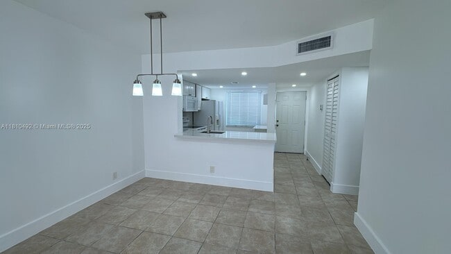 Foto del edificio - 8610 N Sherman Cir