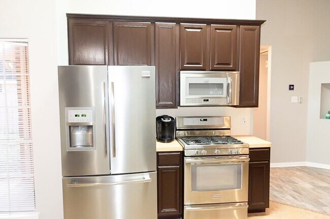 Building Photo - 822 Oak Lodge Ct