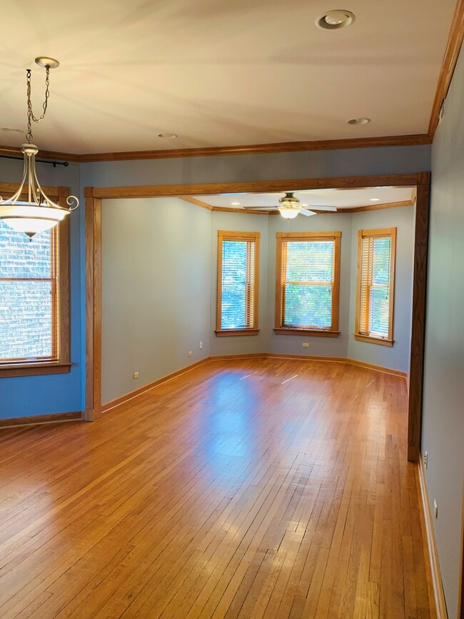 Building Photo - 1310 W Cornelia Ave