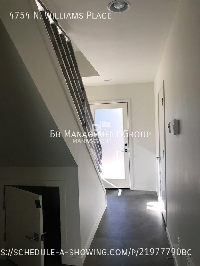 Building Photo - Bright and Beautiful Newer Modern End Unit...